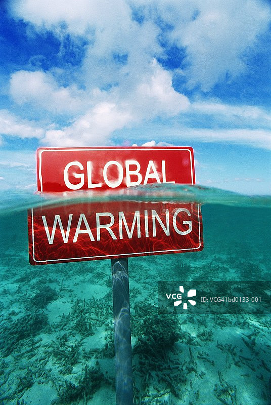 浅水区中的全球变暖警告标志图片素材