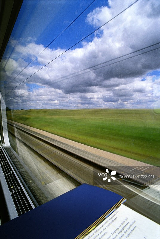 从行驶的火车车窗看到的乡村景色（模糊运动）图片素材