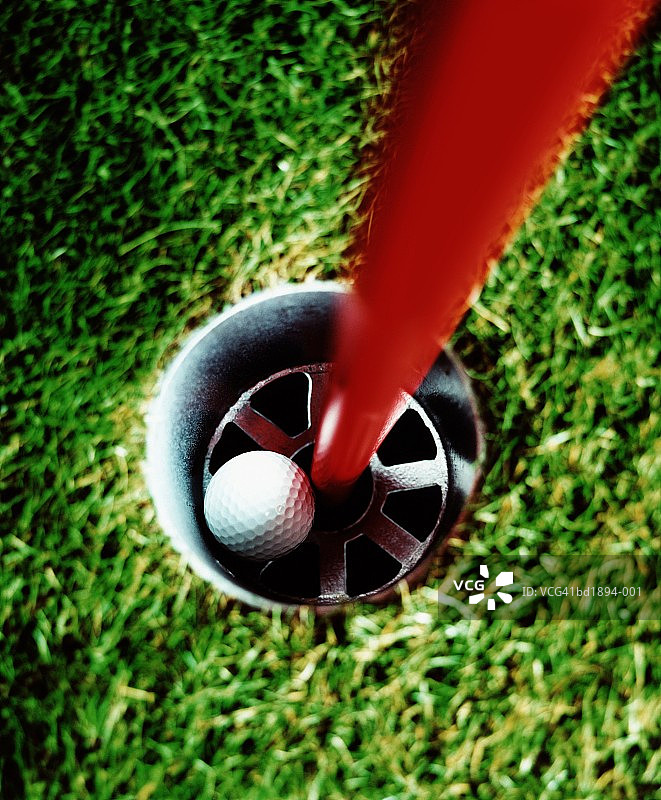 高尔夫球入洞，高角度视图图片素材