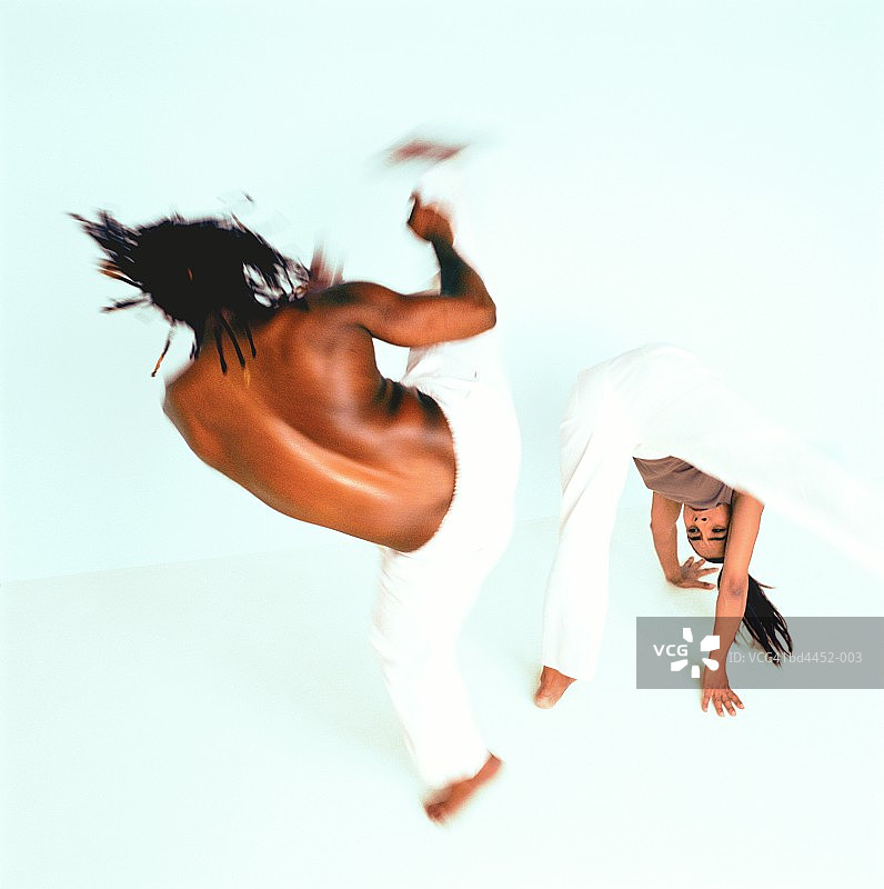 年轻夫妇表演卡波耶拉舞，特写（模糊的运动）图片素材