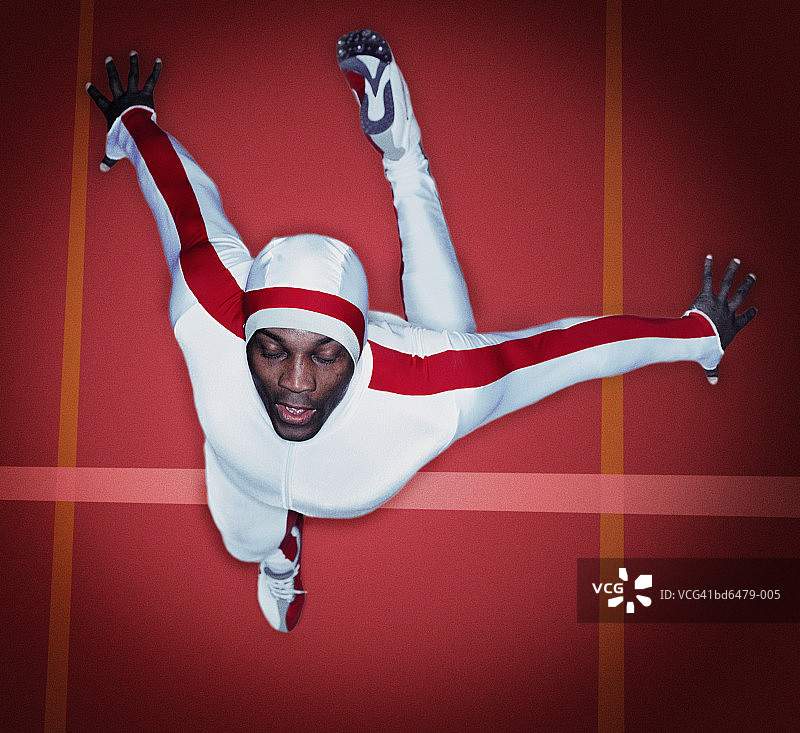 在跑道上跑步的男人，顶视图图片素材