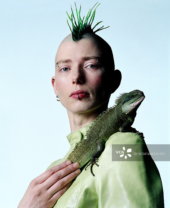 肩部有水龙图案的莫西干发型女人肖像图片素材