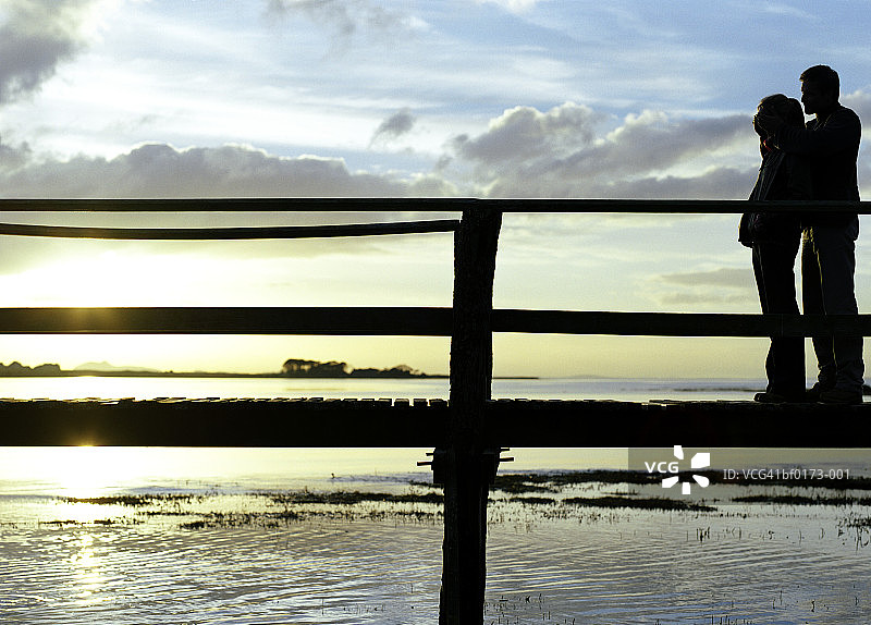 苏格兰阿伯拉迪湾码头上的一对夫妇图片素材