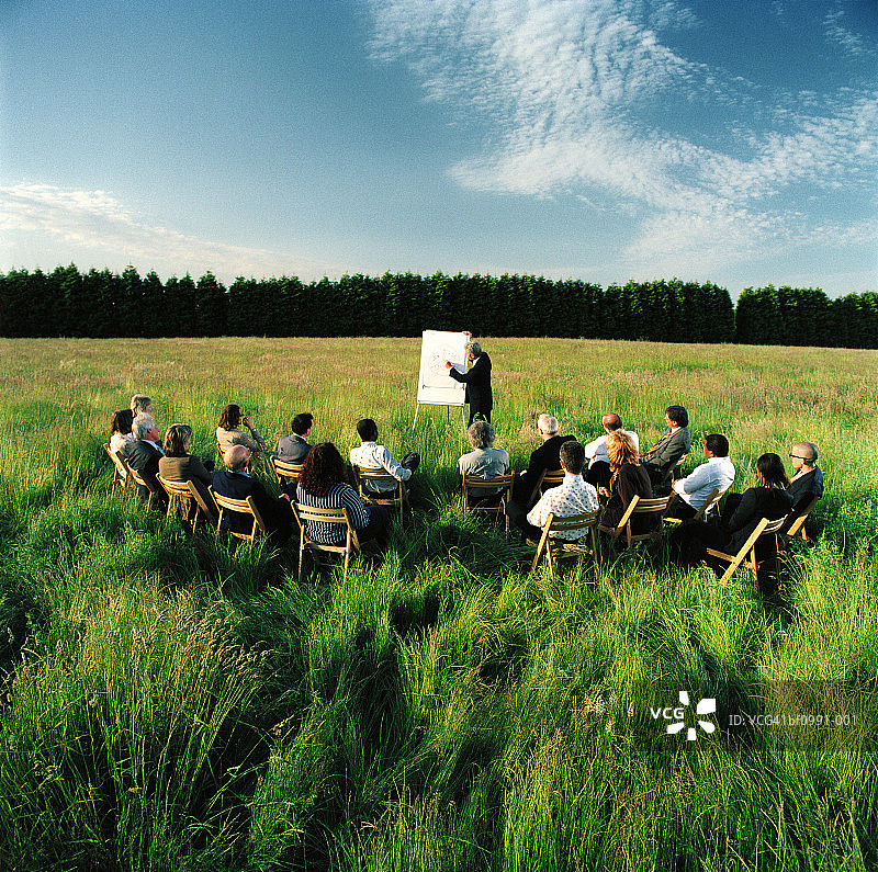 在户外做演示的中年商人图片素材