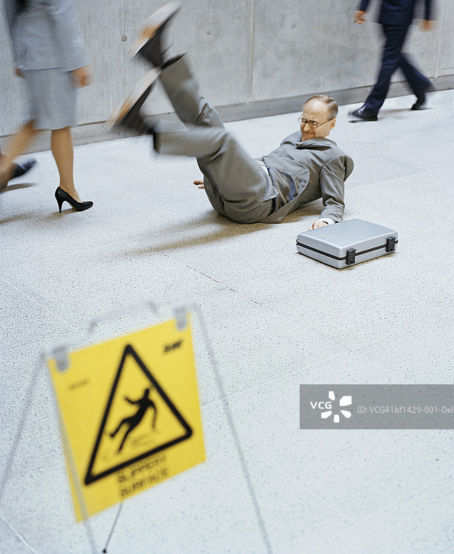 商人跌倒，双腿在空中（模糊运动）图片素材