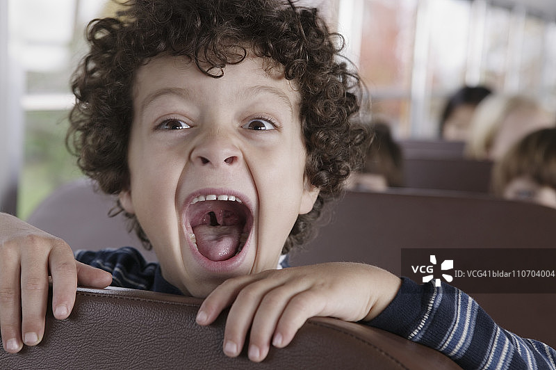 在校车上的孩子们图片素材