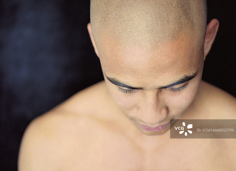 向下看的年轻男人图片素材