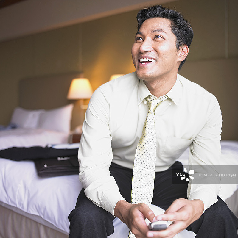 中年商人坐在床上图片素材