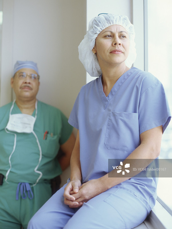 两名身穿全套手术服的医务人员图片素材