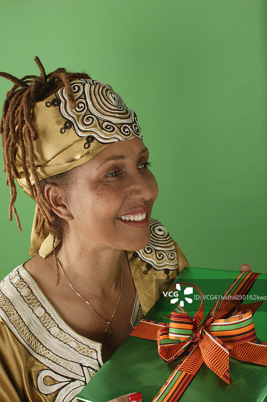 手持礼物的年轻女子特写图片素材