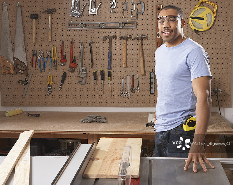 微笑木匠的肖像图片素材