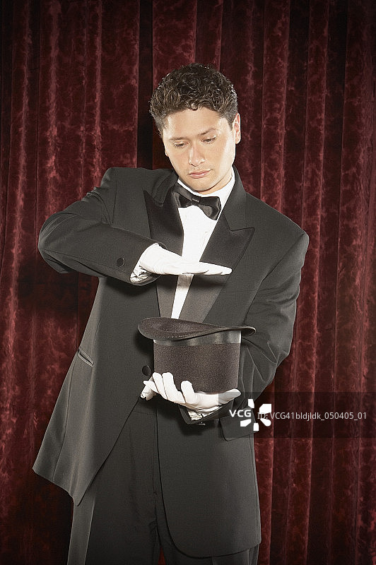 魔术师在舞台上表演魔术图片素材