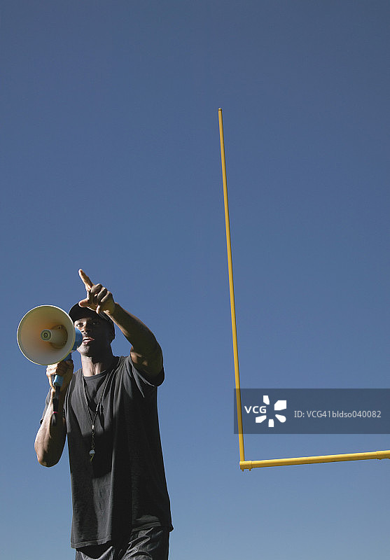 年轻男人拿着扩音器图片素材