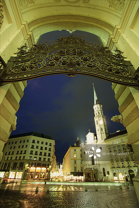 奥地利维也纳霍夫堡米歇尔广场夜景图片素材