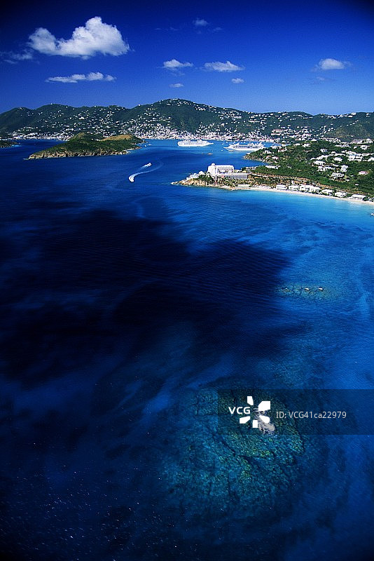 美属维尔京群岛圣托马斯港口和城市鸟瞰图片素材
