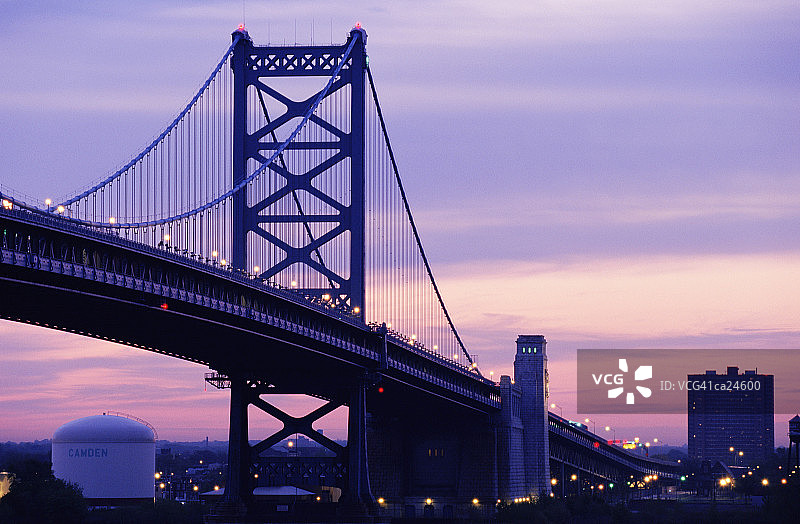 美国费城本·富兰克林大桥的黎明图片素材