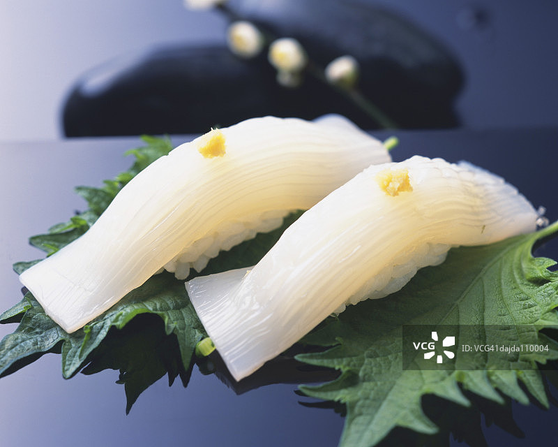 手握鱿鱼寿司图片素材