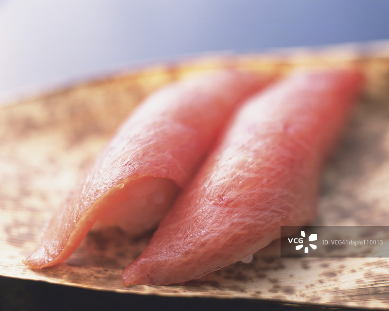 金枪鱼手握寿司图片素材