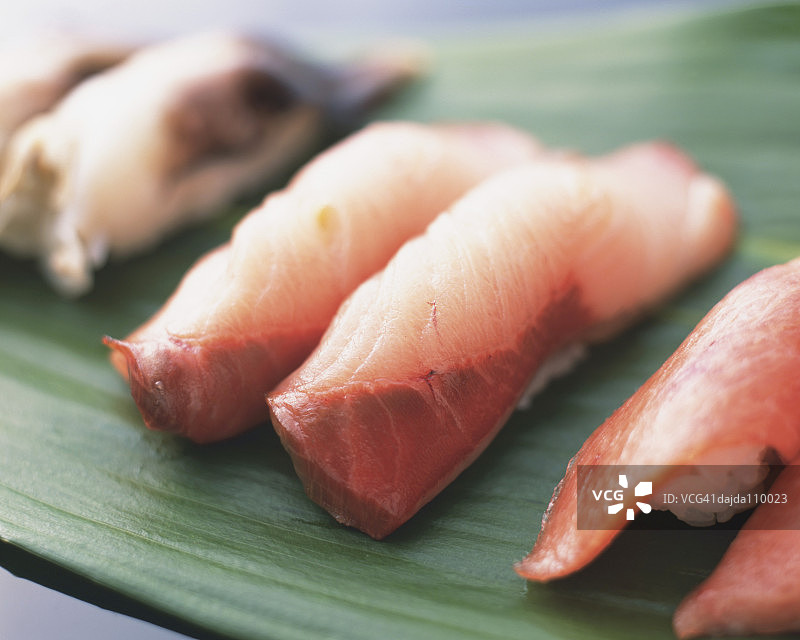 鰤鱼手握寿司图片素材