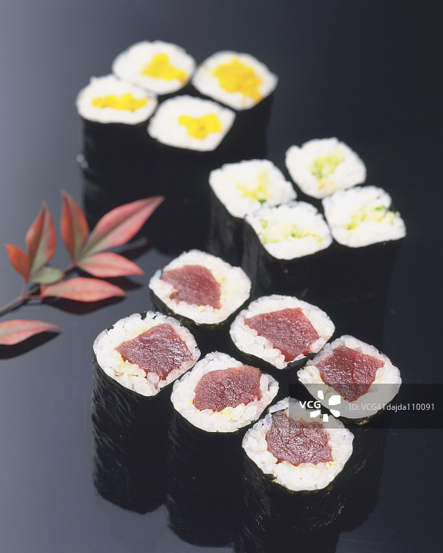 金枪鱼、腌萝卜寿司卷图片素材