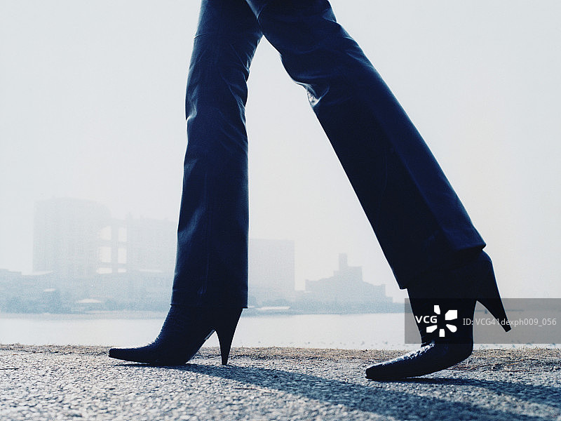 女人在人行道上行走图片素材