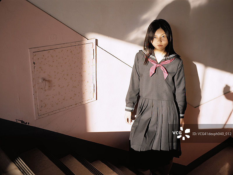 女孩站在楼梯上图片素材