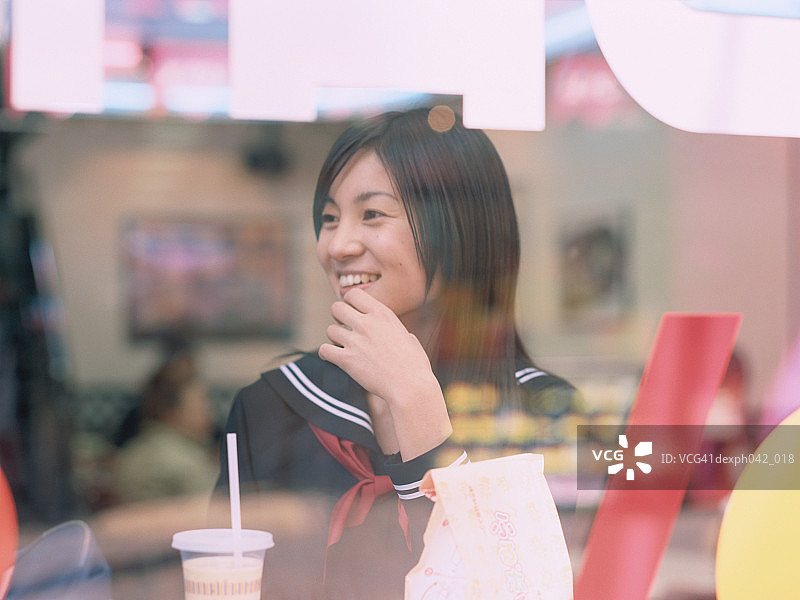 咖啡馆里的女孩图片素材