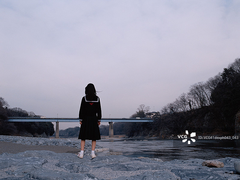 站在河床边的女孩图片素材