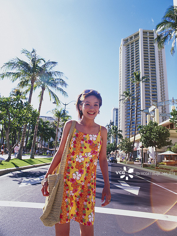 在夏威夷过马路的年轻女人图片素材