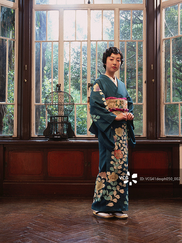 站立着的和服日本女人图片素材