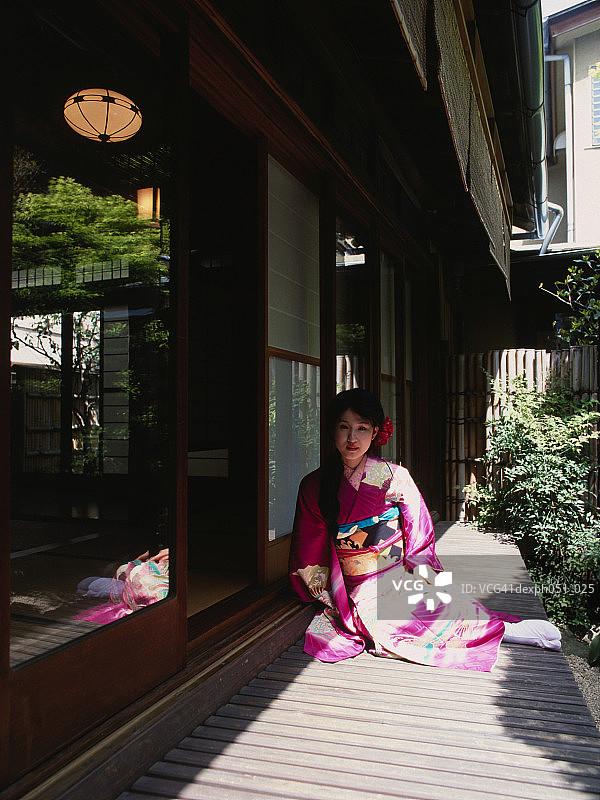 穿着和服坐在门口的日本女人图片素材