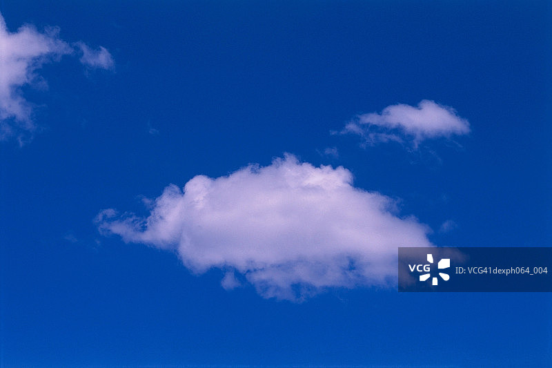 蓝天上的缕缕云彩图片素材