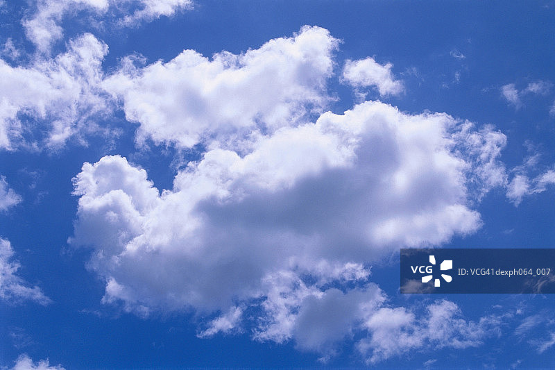 蓝天上的缕缕云彩图片素材