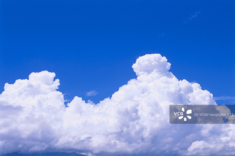 蓝天上的缕缕云彩图片素材