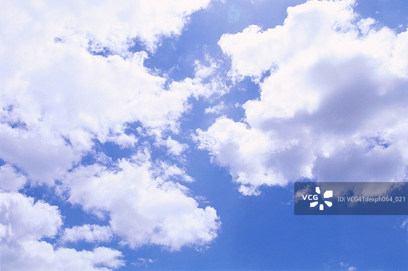 蓝天上的缕缕云彩图片素材