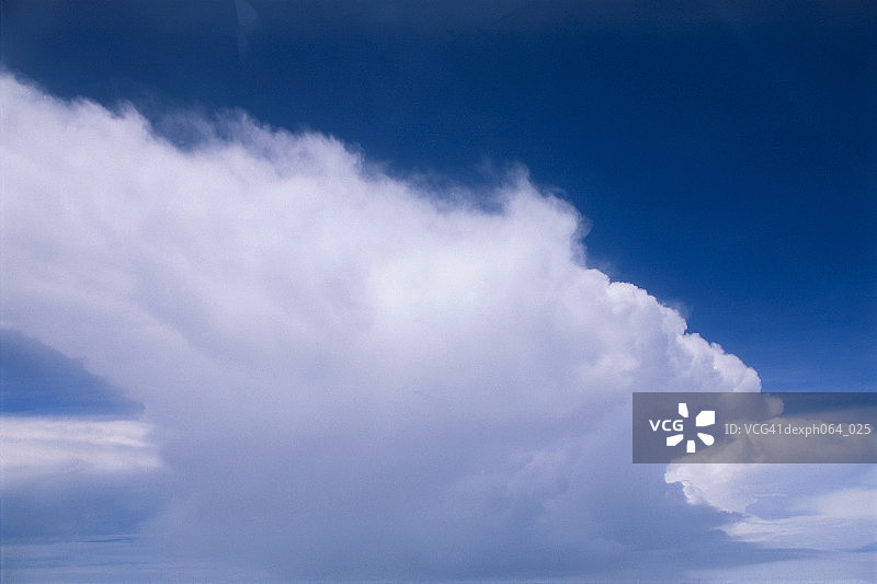 蓝天上的缕缕云彩图片素材