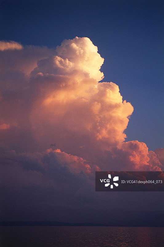 日落时分的海上云彩图片素材