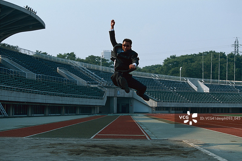 商务人士在半空中跳远图片素材