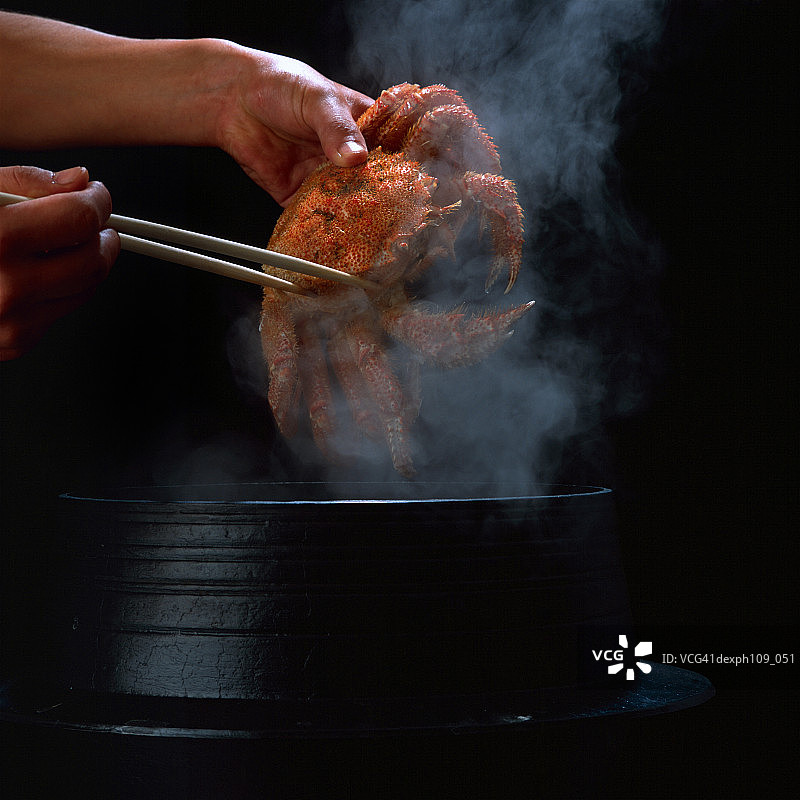 从火锅里捞出整只螃蟹图片素材