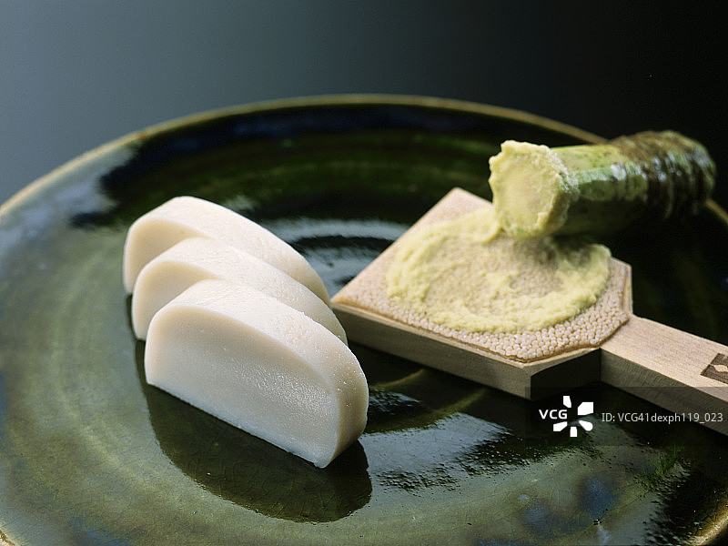 盘中的鱼饼切片图片素材