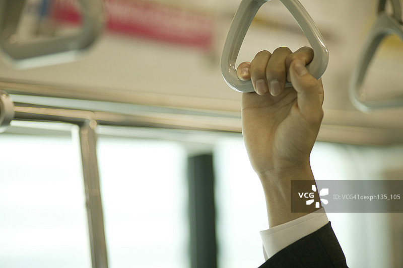 手持安全扶手的人图片素材