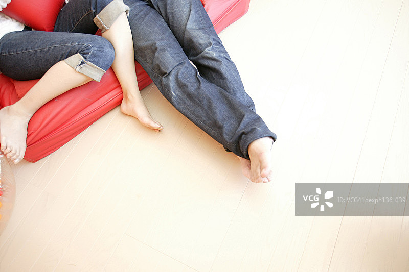 沙发上年轻情侣的腿图片素材