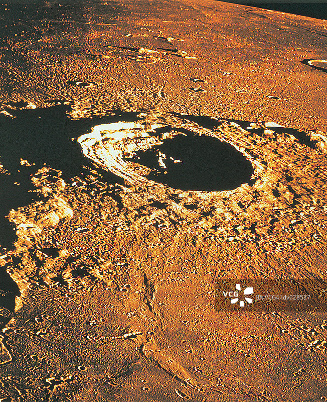 月球上的埃拉托斯特尼陨石坑图片素材