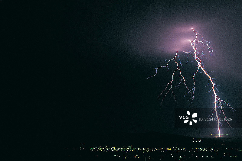 南非萨默塞特西部的夜间闪电图片素材
