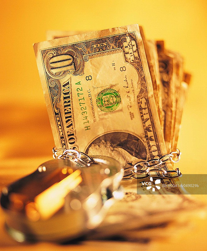 带挂锁和链条的美元钞票图片素材