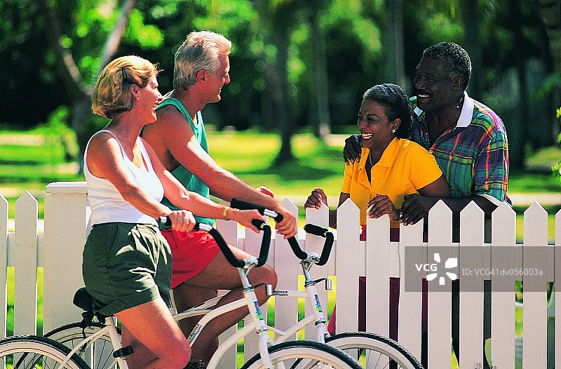 老年夫妇骑自行车，与非裔美国老年夫妇同行图片素材