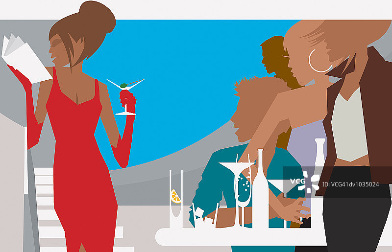 在夜总会里，年轻人看着一位手持鸡尾酒的优雅年轻女士图片素材