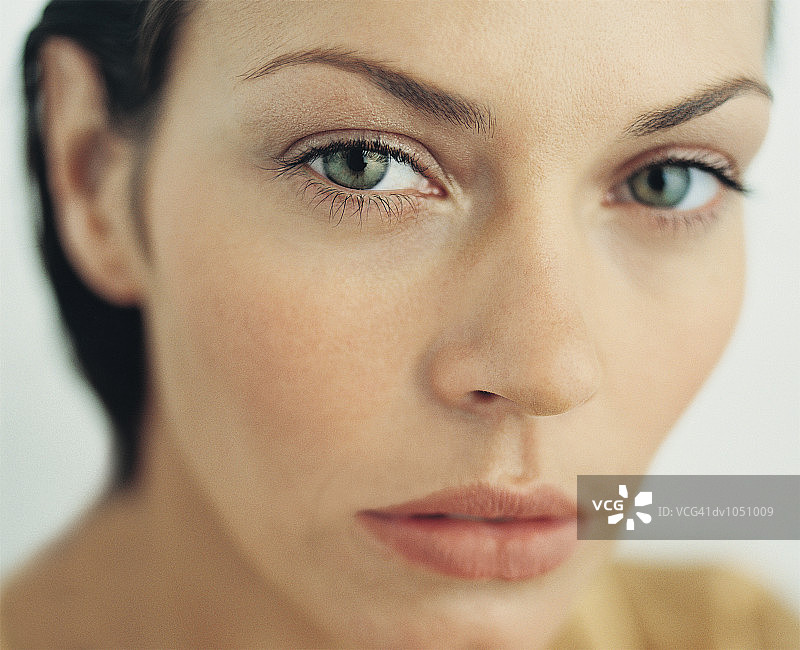 佩戴隐形眼镜的女人肖像图片素材