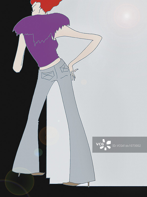 手扶臀部的年轻女子背影图片素材