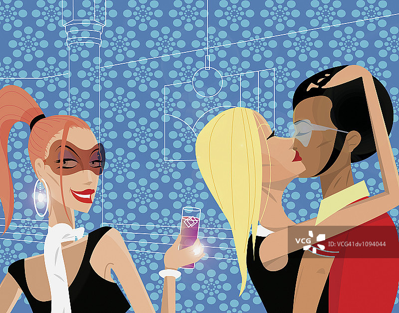 拿着饮料，情侣依偎亲吻旁的年轻女子肖像图片素材